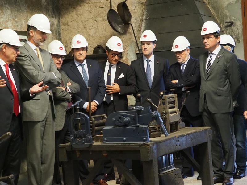 El rey Felipe VI visita la central de La Malva y Pola de Somiedo