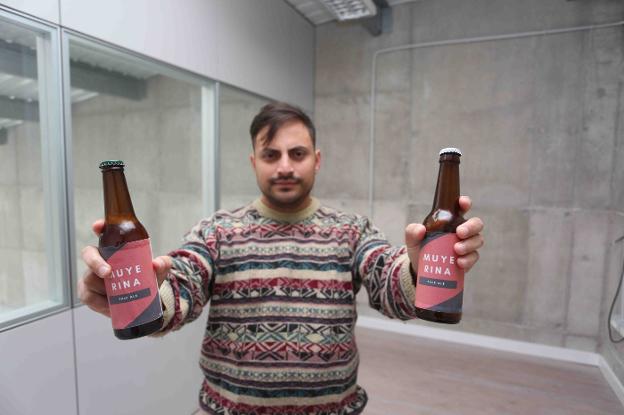 Gabriel David González con dos botellas de Muyerina, la cerveza que elaborará en Guadamía. 