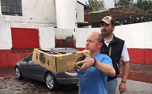 En primer término, Enrique Varela Caso ayuda a cargar un tráiler de la Asociación Nacional de Charros con provisiones para los afectados por el terremoto. 