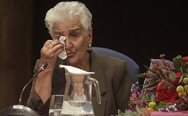 Hilda Farfante, emocionada al recoger el galardón.