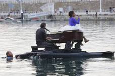 Un piano flotante en el Puerto Deportivo de Gijón