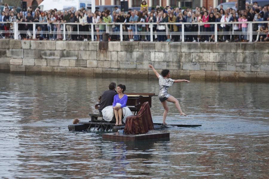 Un piano flotante en el Puerto Deportivo de Gijón