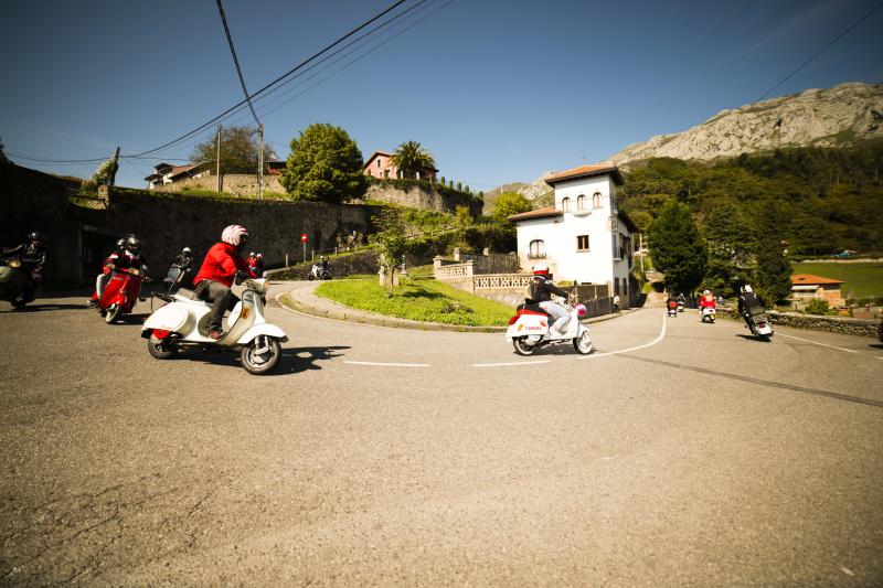 Medio centenar de ciudades y tres clubes de Bélgica, Inglaterra y Portugal han estado representados en la concentración de Vespas y Lambrettas que ha tenido lugar en Llanes, donde ya se ha consolidado esta cita anual.