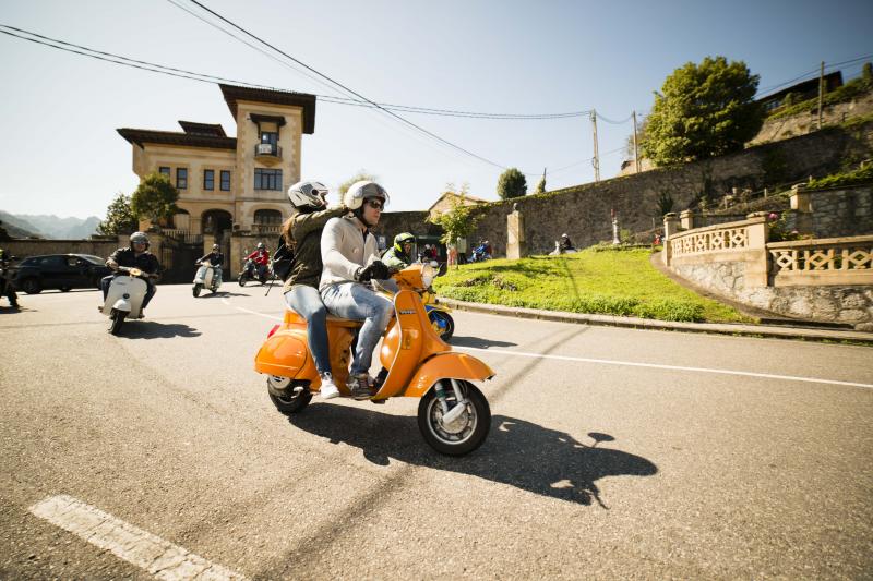 Medio centenar de ciudades y tres clubes de Bélgica, Inglaterra y Portugal han estado representados en la concentración de Vespas y Lambrettas que ha tenido lugar en Llanes, donde ya se ha consolidado esta cita anual.