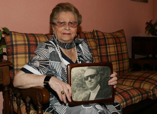 María Elena Peón, con una foto de El Presi, el 12 de junio de 2008, cuando se cumplían 25 años de la muerte de su marido. 