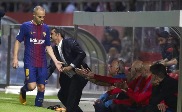 Andrés Iniesta saluda a Ernesto Valverde tras ser sustituido. 
