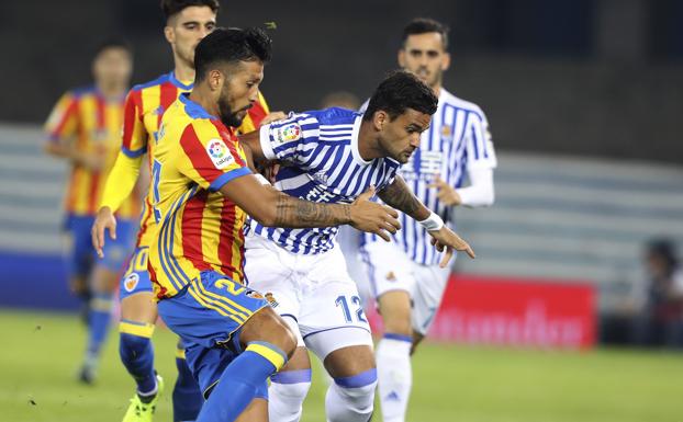 Willian José lucha con Garay por el balón. 