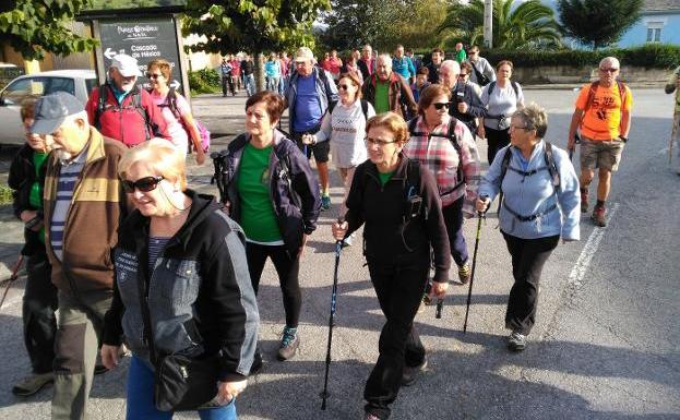 Un grupo de senderistas a su paso por el centro de Villayón. 