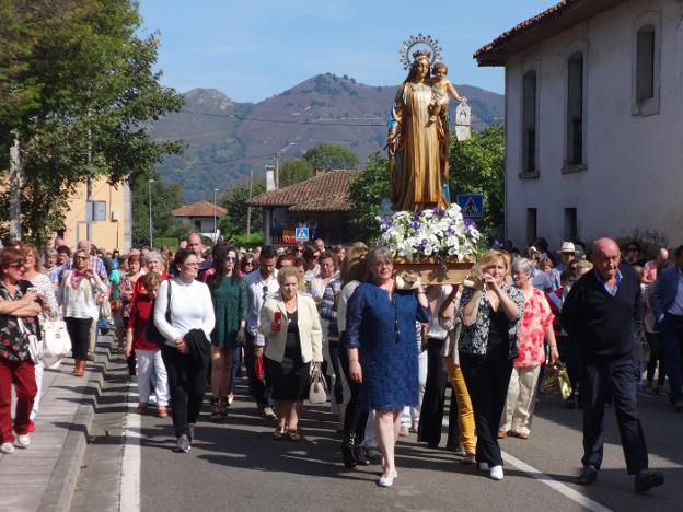 En una mañana soleada, la procesión de la Virgen de la Salud por Cañu resultó multitudinaria. 