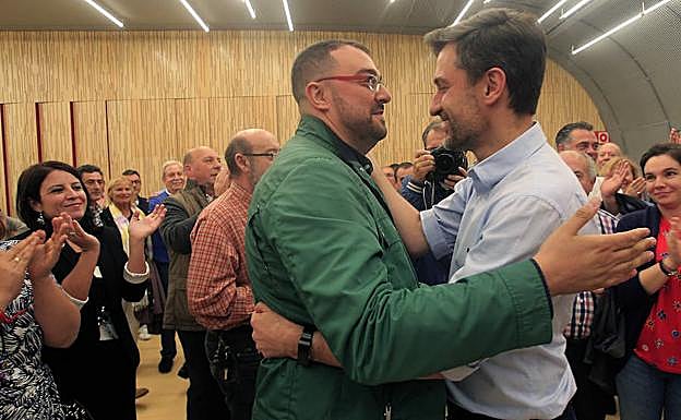 AdriánBarbón es felicitado por José María tras ganar, el primero, las primarias de la FSA.