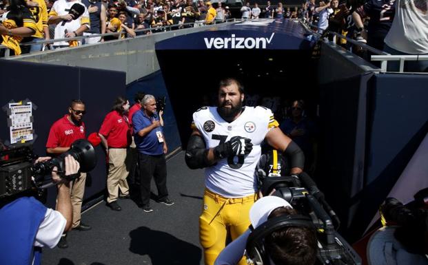 Alejandro Villanueva, escuchando el himno de EE UU en el Soldier Field de Chicago. 