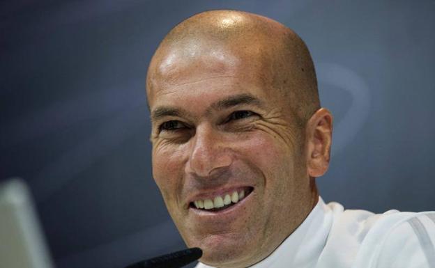 Zinedine Zidane, técnico del Real Madrid, durante su comparecencia ante los medios en Dortmund. 