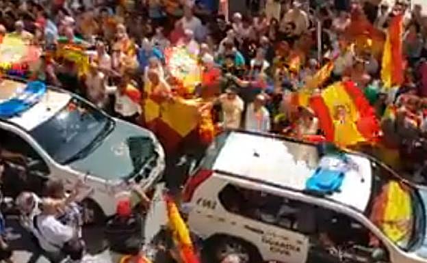 Gritos de «a por ellos» para despedir a los guardias civiles enviados a Cataluña para el 1-O