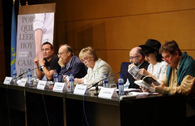 Carlos Marzal, José Luis García Martín, Josefina Martínez, Jose Antonio Gómez, Aurora Luque y Luis García Montero. 