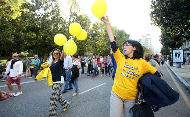 Imagen principal - Los sindicatos mantienen la huelga de justicia y ven «muy lejana» la oferta del Gobierno