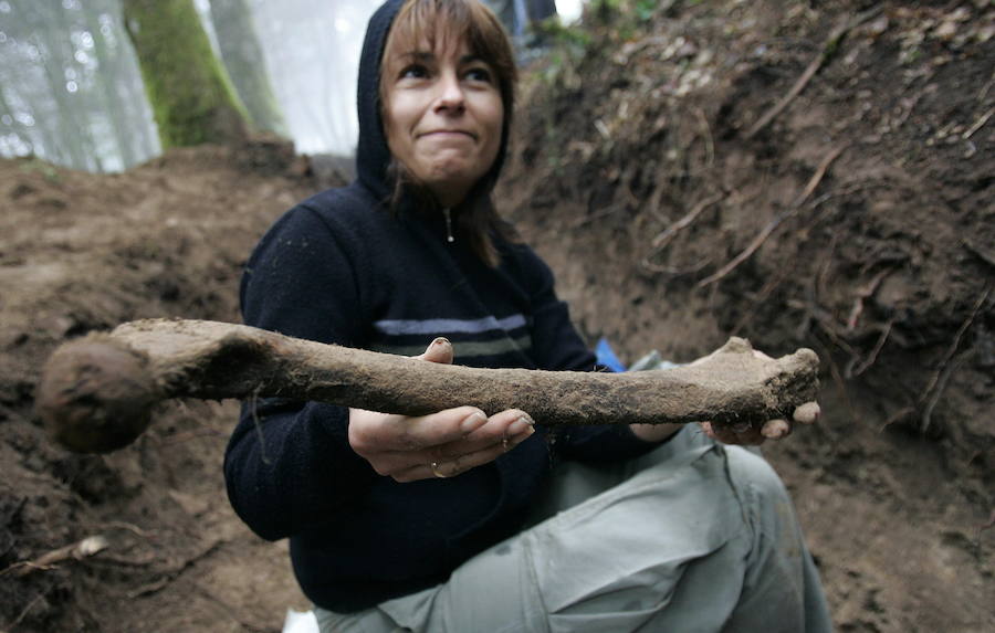 La Asociación para la Recuperación de la Memoria Histórica exhumó entre agosto de 2007 y marzo de 2008 tres fosas en el Alto del Acebo, entre Grandas de Salime y A Fonsagrada (Lugo) y recuperó los restos de los hombres del Batallón Galicia. Fueron enterrados en el cementerio de la localidad lucense en noviembre de 2009.