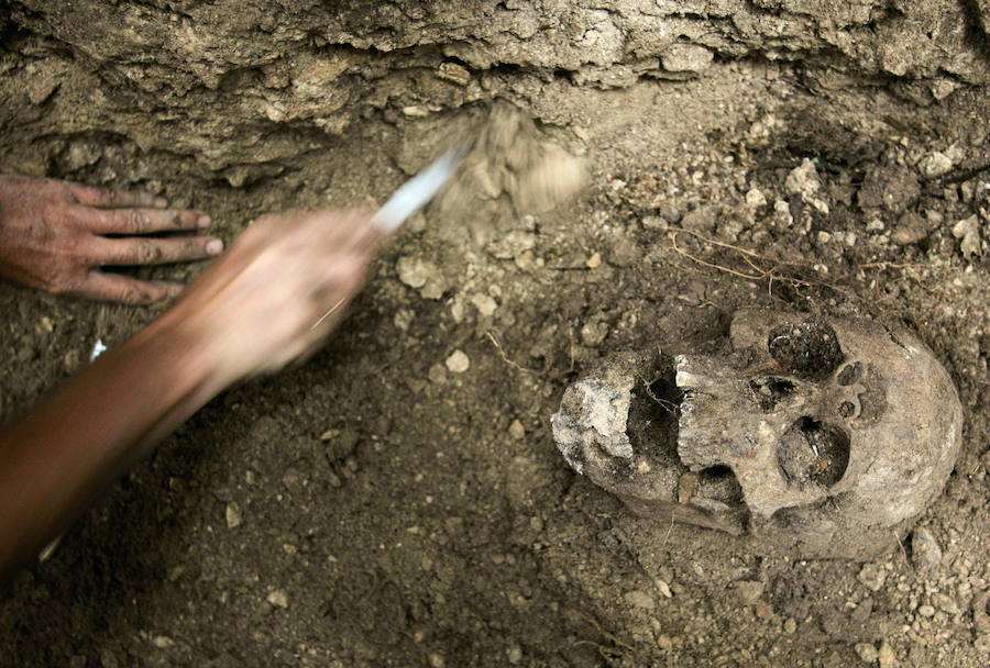 La Asociación para la Recuperación de la Memoria Histórica exhumó entre agosto de 2007 y marzo de 2008 tres fosas en el Alto del Acebo, entre Grandas de Salime y A Fonsagrada (Lugo) y recuperó los restos de los hombres del Batallón Galicia. Fueron enterrados en el cementerio de la localidad lucense en noviembre de 2009.