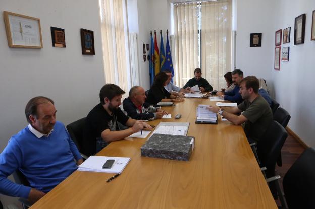 Los portavoces de los grupos municipales de Siero durante la reunión con el alcalde. 