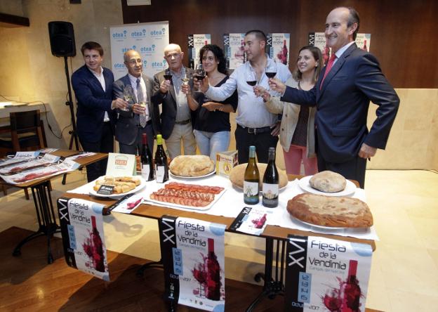 Fernando Fernández-Kelly (derecha) junto a Beatriz Pérez, José Manuel García, Begoña Cueto, Raúl Teimil y, cerrando la fila, José Luis Álvarez Almeida. 