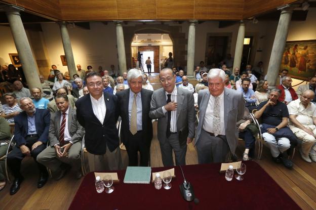 Orlando Moratinos, director del Foro; Avelino Acero, vicepresidente; Nicolás Redondo Terreros, e Ignacio García-Arango, presidente, antes de la conferencia celebrada en la Casa Natal Museo Jovellanos. 