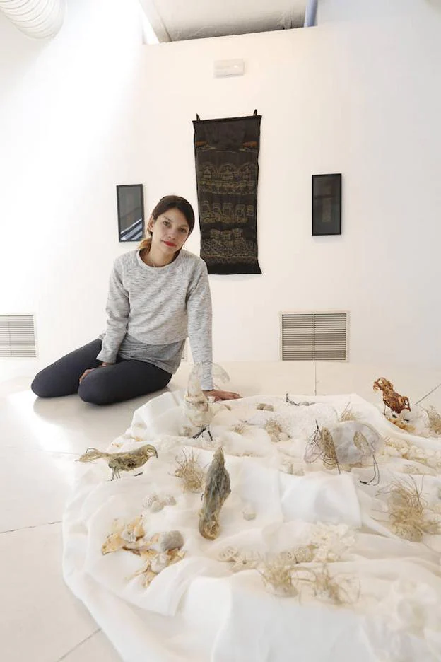 Karen Sandoval, autora junto a Raquel Algaba y Sandra Val de la instalación artística del Museo Barjola de Gijón, durante la instalación de la misma. 