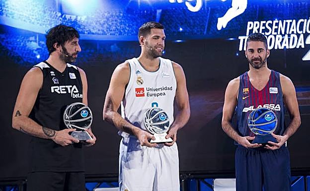 Álex Mumbrú, Felipe Reyes y Juan Carlos Navarro, durante la presentación de la Liga Endesa. 