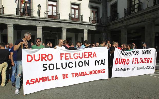 Trabajadores de Duro Felguera, manifestándose hoy en Oviedo