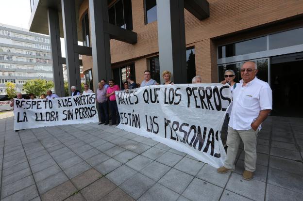 Vecinos de Santiago del Monte, con pancartas, ante el Ayuntamiento de Castrillón antes del pleno. 
