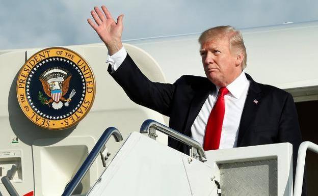 Donald Trump desciende del Air Force One, el avión presidencial de Estados Unidos.