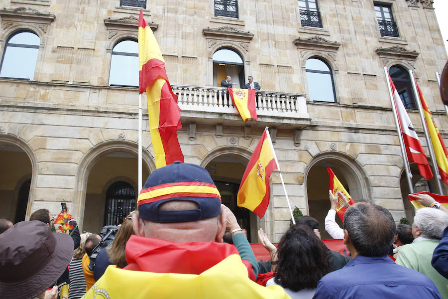 Gijón, Oviedo y Avilés han acogido este sábado manifestaciones contra el referéndum en Cataluña