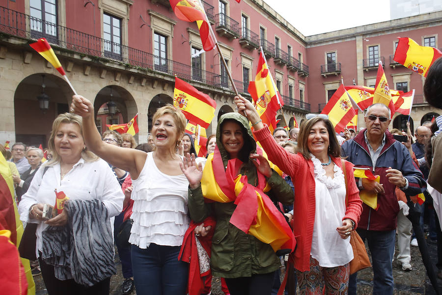 Gijón, Oviedo y Avilés han acogido este sábado manifestaciones contra el referéndum en Cataluña