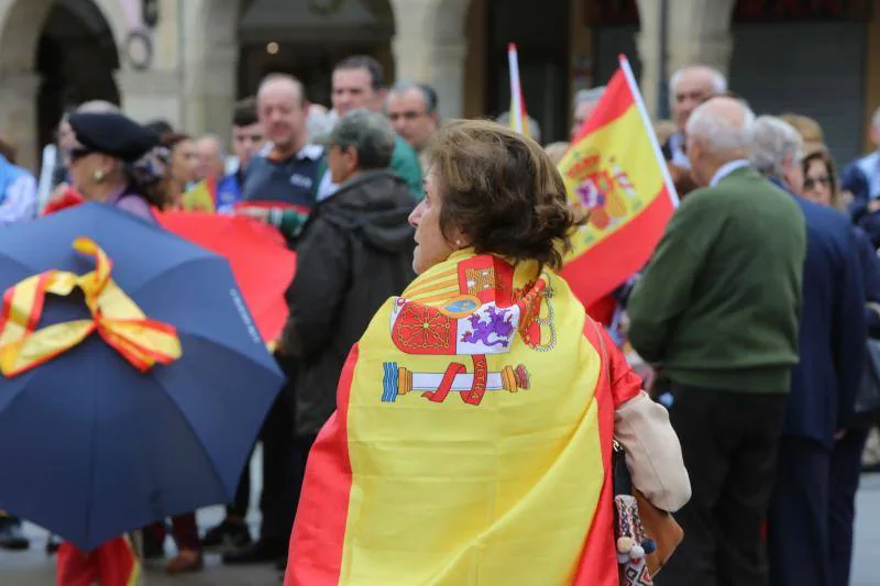 Gijón, Oviedo y Avilés han acogido este sábado manifestaciones contra el referéndum en Cataluña