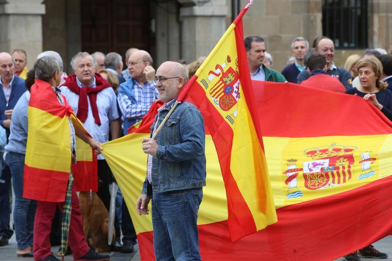 Gijón, Oviedo y Avilés han acogido este sábado manifestaciones contra el referéndum en Cataluña