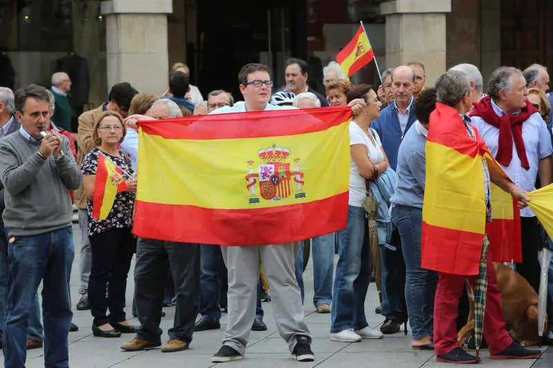 Gijón, Oviedo y Avilés han acogido este sábado manifestaciones contra el referéndum en Cataluña