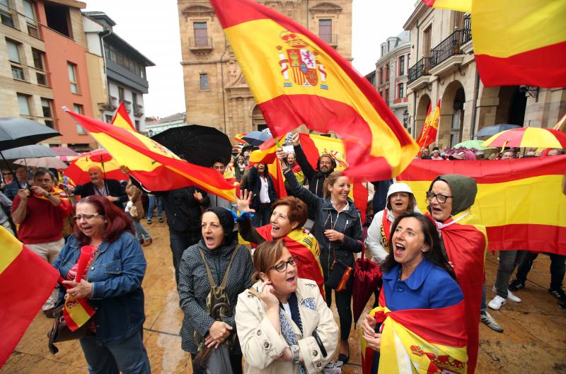 Gijón, Oviedo y Avilés han acogido este sábado manifestaciones contra el referéndum en Cataluña