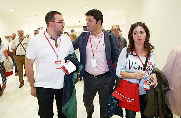 Adrián Barbón, ayer, junto a varios delegados en la sede del congreso de la Federación Socialista Asturiana.