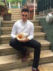 Alejandro Villa con la tapa en la terraza del Pandora. 