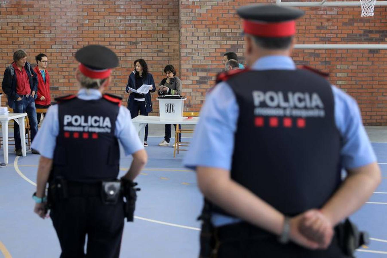 En varios puntos de Cataluña se han vivido momentos de tensión, entre manifestantes y agentes de policía, durante el referéndum soberanista