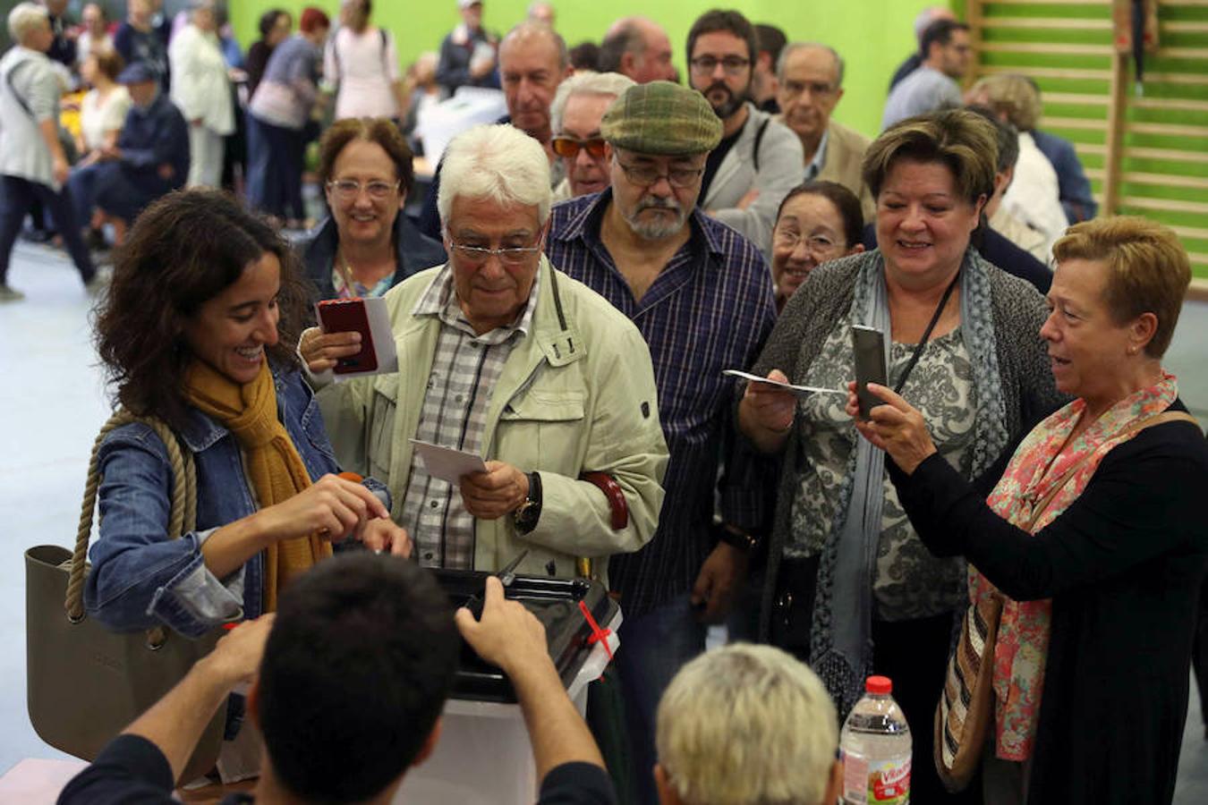 En varios puntos de Cataluña se han vivido momentos de tensión, entre manifestantes y agentes de policía, durante el referéndum soberanista