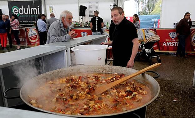 Paellada con la que los vecinos y visitantes de Pumarín disfrutaron a la hora de la comida. 