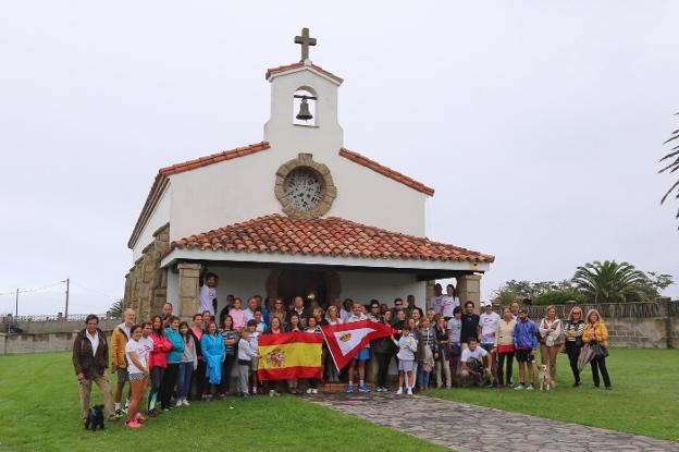 Parte de los participantes, frente a la capilla de La Providencia, con una bandera de España y otra del club. 