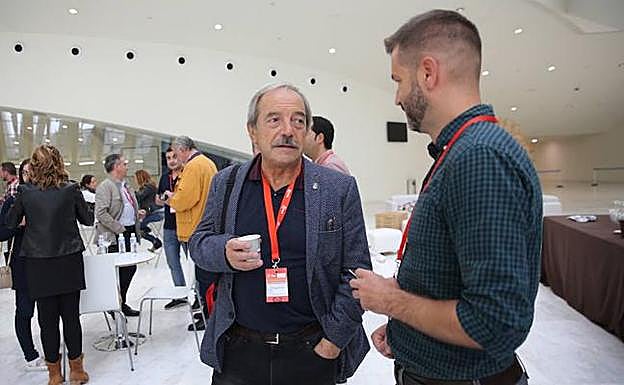 Wenceslao López dialoga con un delegado.