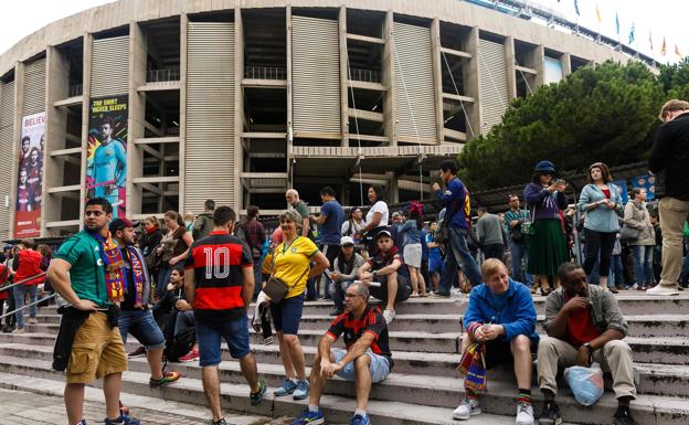 Aficionados en la puerta del estadio tras el anuncio de jugar a puerta cerrada.