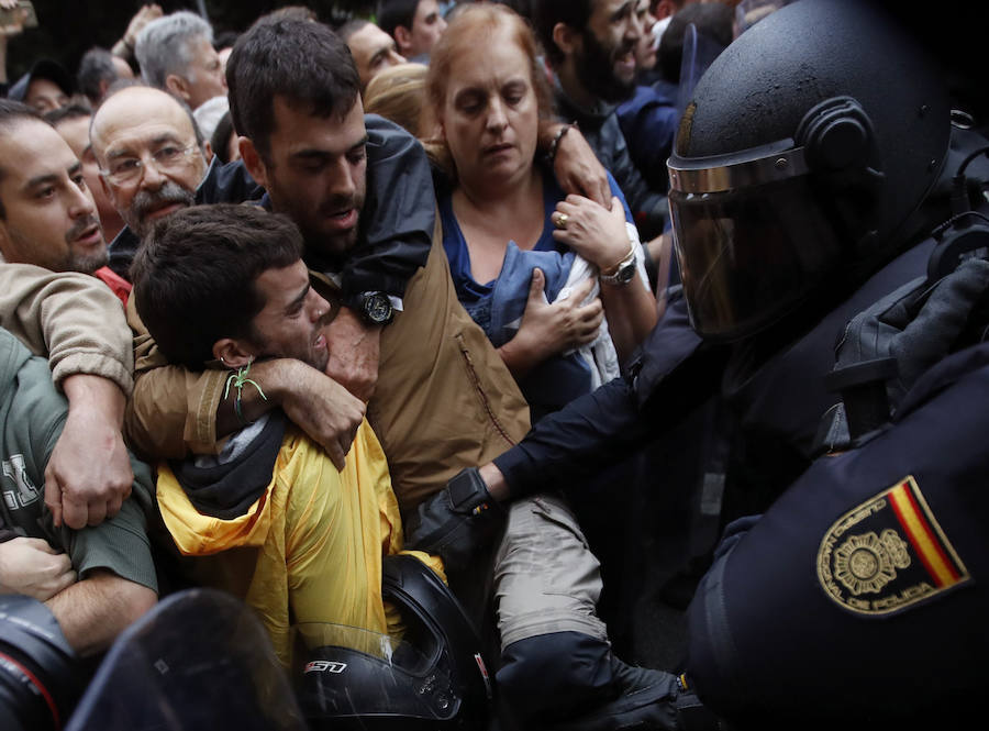 Los agentes retiran a los concentrados de la zona más cercana a los colegios electorales entre gritos de «independencia» y «queremos votar»