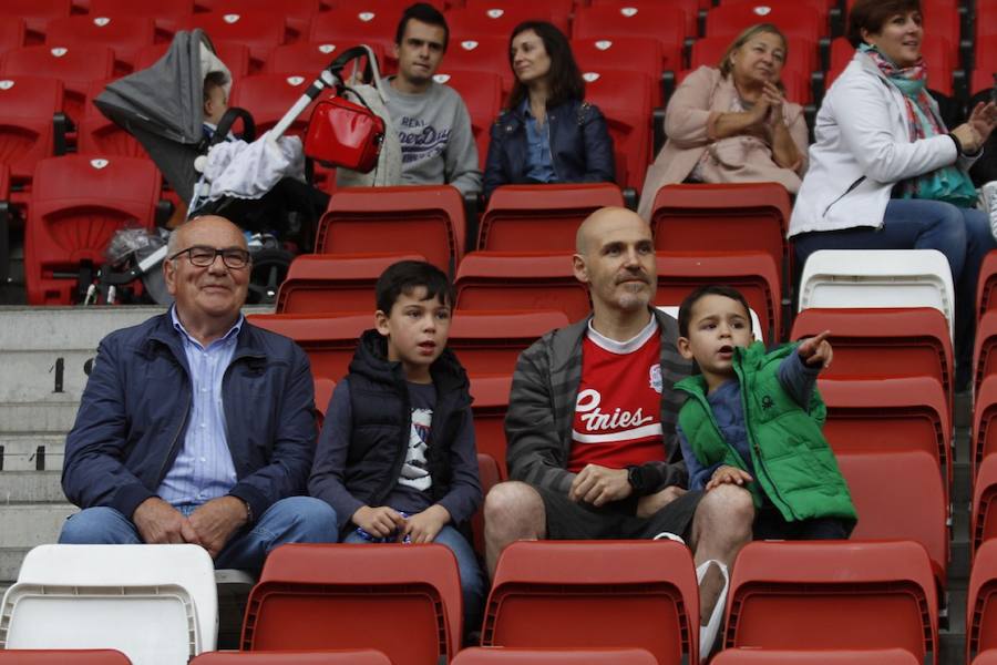 Trabajadores de Caixabank disputan en El Molinón su particular Sporting - Real Oviedo