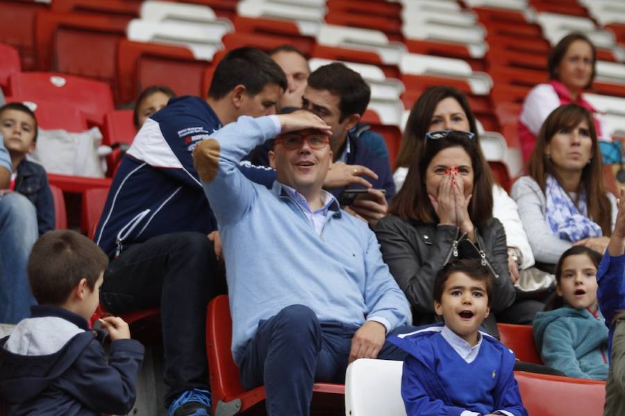Trabajadores de Caixabank disputan en El Molinón su particular Sporting - Real Oviedo