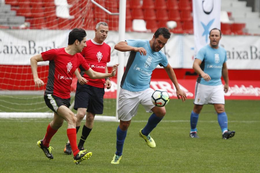 Trabajadores de Caixabank disputan en El Molinón su particular Sporting - Real Oviedo
