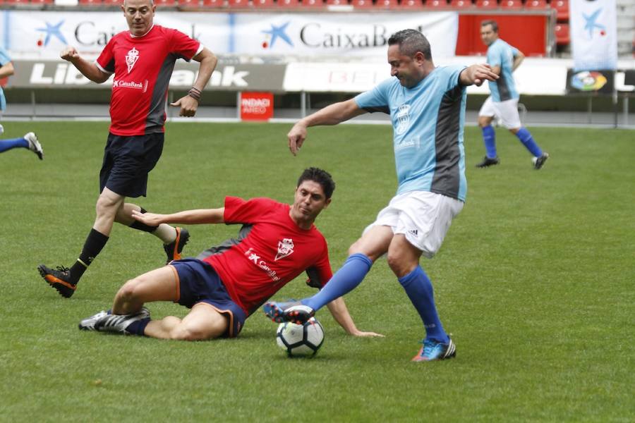 Trabajadores de Caixabank disputan en El Molinón su particular Sporting - Real Oviedo