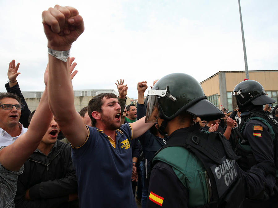 Un grupo de personas entonan consignas ante los agentes de la Guardia Civil.