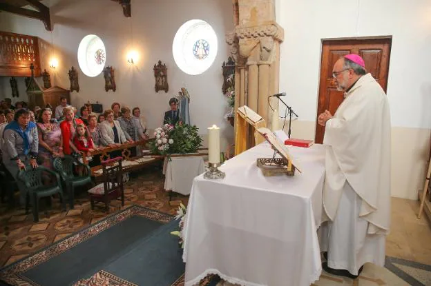 El arzobispo de Oviedo, Jesús Sanz Montes, ofició la misa dominical en Santa Eulalia. 